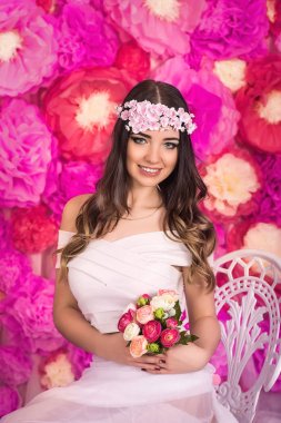 Stüdyo Oda çiçek dekorasyonu ile genç güzel esmer