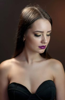 Moda stüdyo çekim parlak mor makyaj ile genç güzel kadın