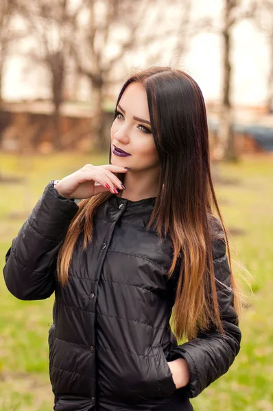 Retrato al aire libre de la joven hermosa mujer en tiempo frío y soleado en el parque. Morena sensual posando y teniendo — Foto de Stock