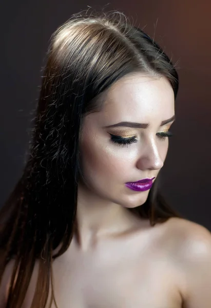 Studio de mode photo de jeune belle femme avec un maquillage lumineux. Gros plan — Photo