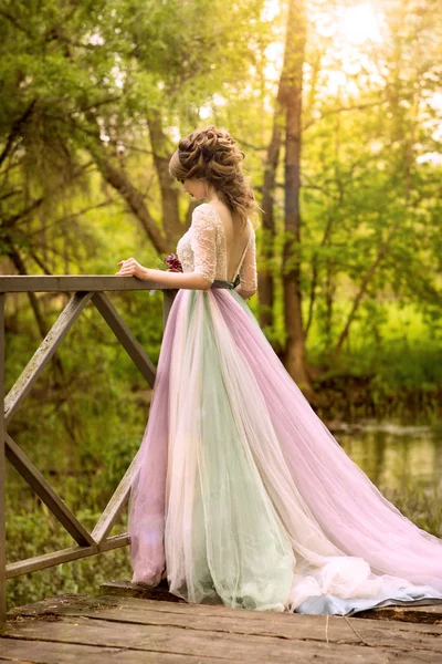 Vrouw bruid in schoonheid trouwjurk permanent op brug — Stockfoto