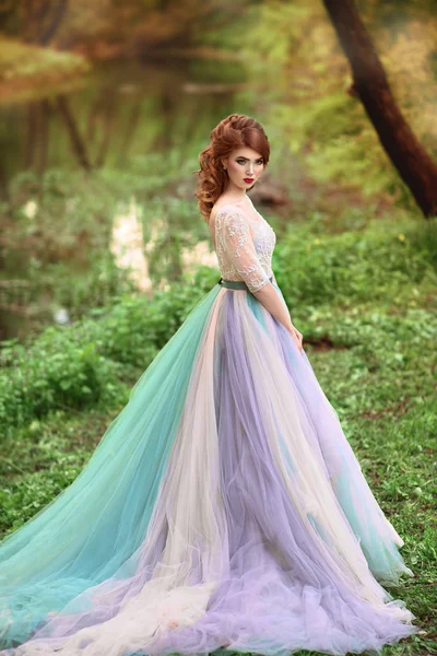 Şık düğün modeli açık havada moda portre. Uzun elbise. Güzellik makyaj.