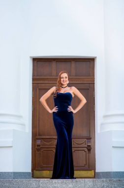 Kızıl saçlı manken seksi, giyen uzun mavi gece elbisesi poz 