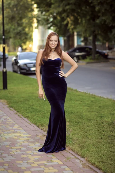Kırmızı saç modeli şehir sokak uzun mavi gece elbisesi giymiş seksi poz moda — Stok fotoğraf