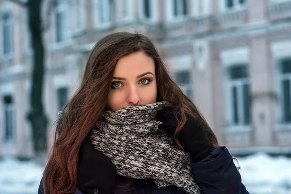 Ropa de invierno, concepto de moda. Retrato de cerca de una mujer joven cubriéndose la cara con las manos con guantes negros y bufanda — Foto de Stock