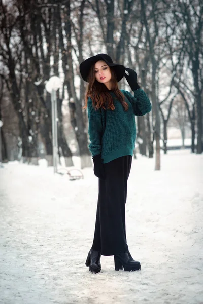 Jovem mulher vestindo roupas elegantes de inverno andando no parque — Fotografia de Stock