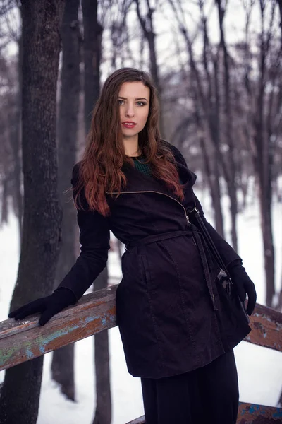 Jonge vrouw draagt stijlvolle winterkleren wandelen in het park — Stockfoto