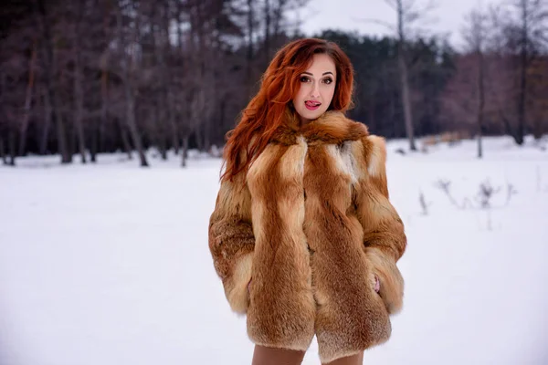 Joven mujer jengibre hamming caminando en el bosque. Peinado rizado, maquillaje de belleza —  Fotos de Stock