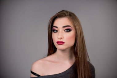 Kırmızı ruj ile ifade makyaj kadın modeli. Stüdyo vurdu