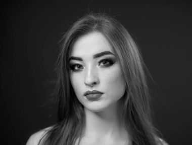 Kırmızı ruj ile ifade makyaj kadın modeli. Stüdyo vurdu