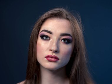 Kırmızı ruj ile ifade makyaj kadın modeli. Stüdyo vurdu