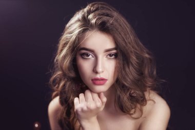 Yüzünü elleriyle çıplak makyaj ile temiz mat deri ile güzel genç esmer kadın. Elini yüzünü yakınındaki.