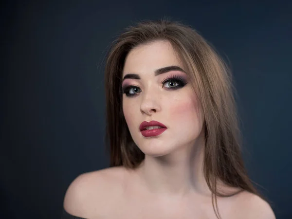 Kırmızı ruj ile ifade makyaj kadın modeli. Stüdyo vurdu
