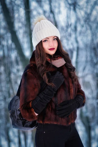 Πορτρέτο του όμορφη κοπέλα σε πάρκο του χειμώνα — Φωτογραφία Αρχείου
