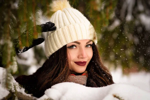 Primo piano ritratto di giovane bella donna nel parco invernale — Foto Stock
