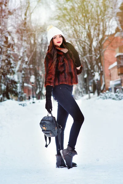 Sevimli genç kadının üzerinde yürüyen büyük şehirde mutlu Kış saati — Stok fotoğraf