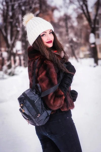 Портрет молодой красивой женщины в зимнем парке — стоковое фото