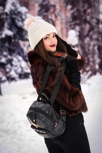 Portrait de jeune belle femme dans le parc d'hiver — Photo