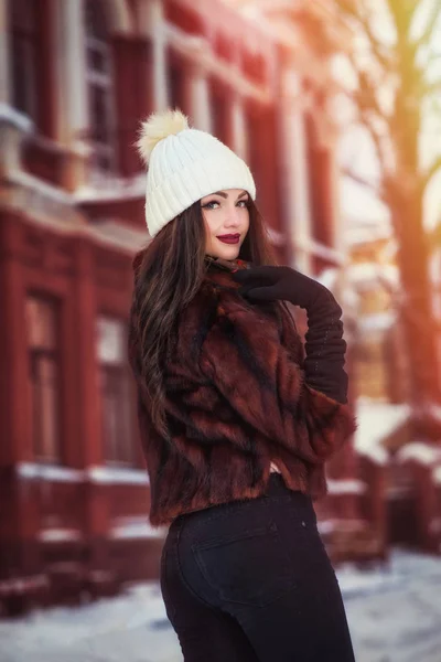 Jovem bela menina sorridente feliz posando na rua. Modelo a olhar para a câmara. Mulher vestindo roupas elegantes de inverno — Fotografia de Stock