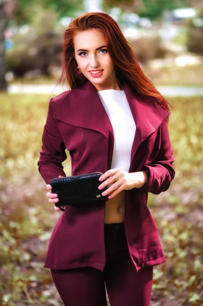 Conceito de moda feminina. Retrato ao ar livre de jovem bela mulher confiante na moda posando no parque. Modelo vestindo roupas elegantes. Rapariga a olhar para a câmara. Dia ensolarado. Estilo de vida da cidade . — Fotografia de Stock