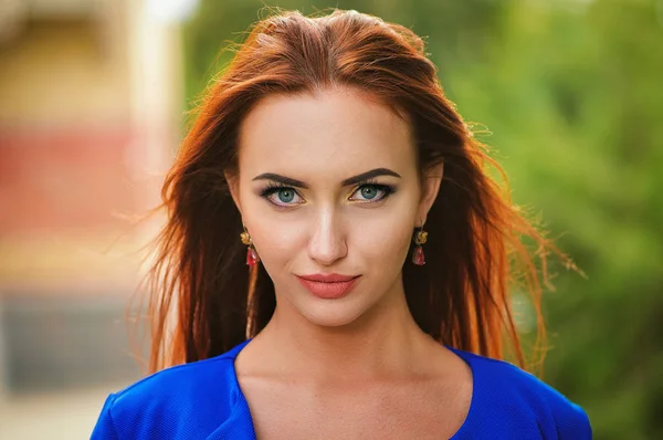 Gros plan portrait de jolie jeune fille rousse dans la rue en ville — Photo