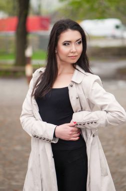 Açık havada poz makyaj ile güzel kadın