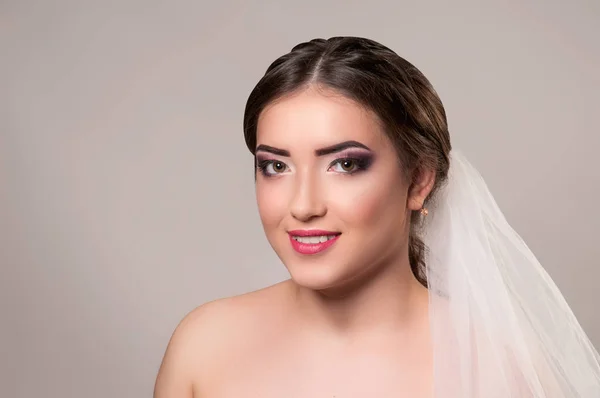 Closeup portrait of young gorgeous bride. Wedding. Studio shot. — Stock Photo, Image