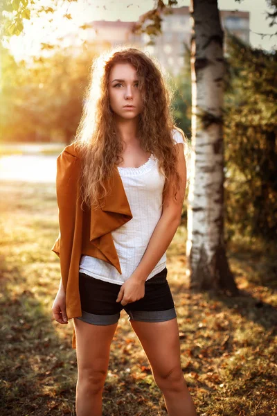 Zbliżenie portret moda młoda dziewczyna ładny modny pozowanie w mieście, jesień moda ulicy — Zdjęcie stockowe