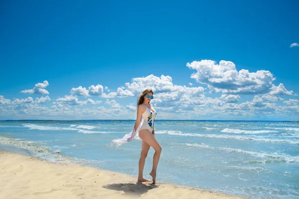 Чудова Молода Жінка Білому Купальнику Розслабляється Пляжі Літній Спосіб Життя — стокове фото
