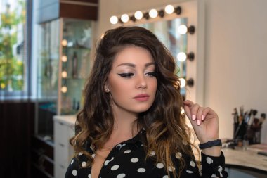 Güzel makyajlı güzel bir genç kadının yakın plan portresi. Güzellik stüdyosu. Moda makyajı.