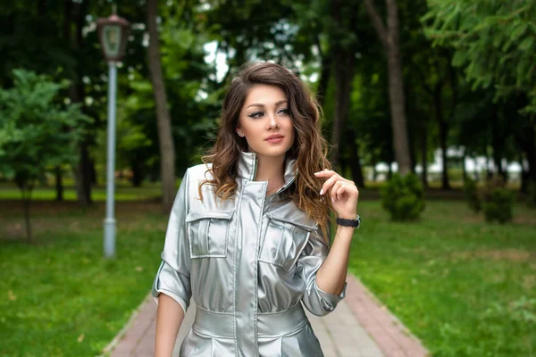 Sensual Mujer Traje Plata Caminando Parque Ciudad Hermoso Retrato Chica —  Fotos de Stock