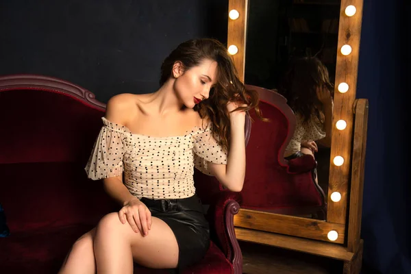 Superbe Fille Assise Près Miroir Prise Vue Intérieur Sombre — Photo