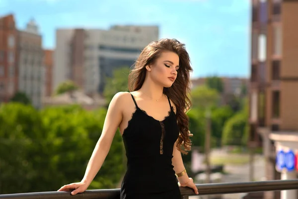 Красивая Дама Черном Платье Позирующая Над Городским Пейзажем Молодая Девушка — стоковое фото