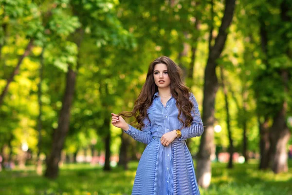 快乐的年轻卷发女子在城市公园里玩得很开心 穿蓝色衣服的女孩 夏天的生活方式漂亮的小姐 — 图库照片