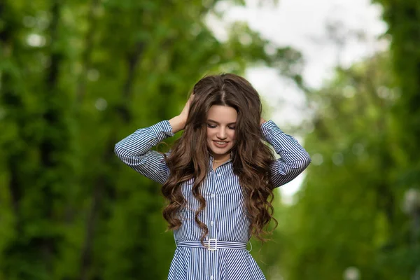 Счастливая Молодая Кудрявая Женщина Развлекается Городском Парке Девушка Синем Платье — стоковое фото