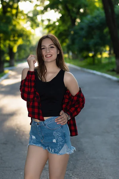 Meisje Met Een Geruit Shirt Leuke Jonge Vrouw Zomerpark — Stockfoto