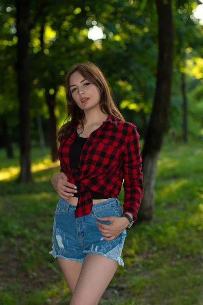 Meisje Met Een Geruit Shirt Leuke Jonge Vrouw Zomerpark — Stockfoto
