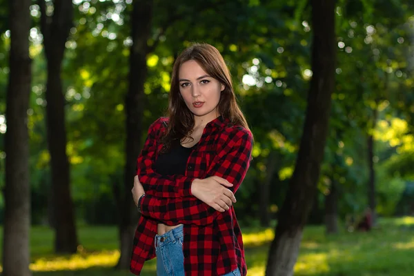 Chica Con Camisa Cuadros Linda Mujer Joven Parque Verano — Foto de Stock