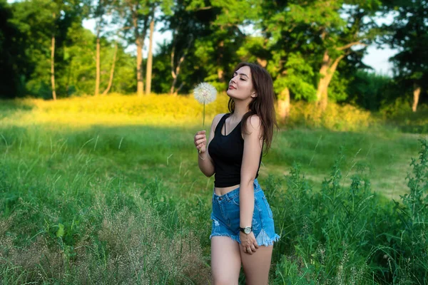 Gelukkige Jonge Vrouw Met Paardebloem Zomerpark — Stockfoto