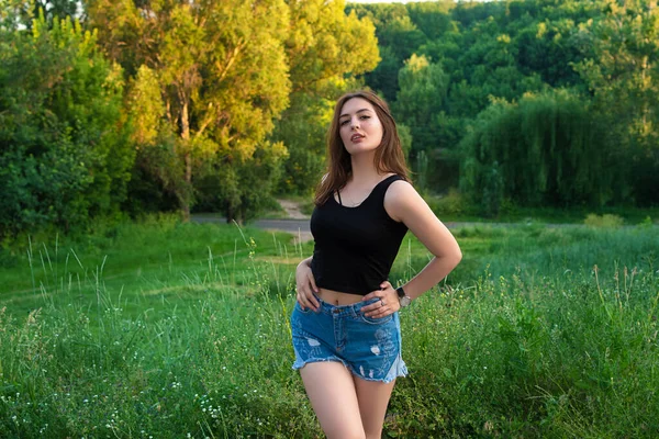 Schöne Mädchen Fuß Sommerpark — Stockfoto