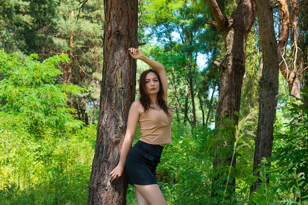 Menina Morena Bonita Com Saia Curta Preta Posando Natureza — Fotografia de Stock