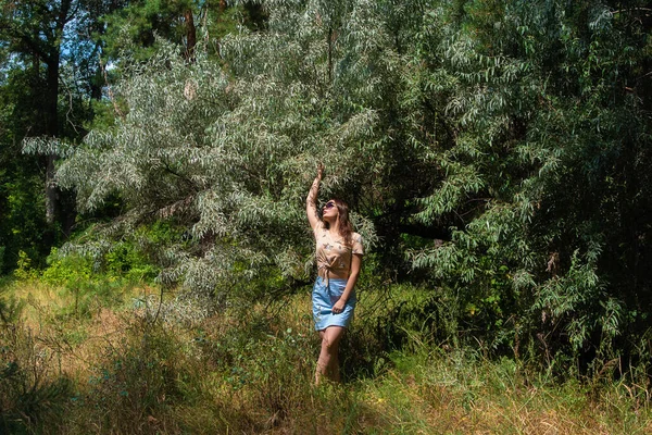 Linda Senhora Andando Floresta Verão Mulher Jovem Bonito Saia Azul — Fotografia de Stock
