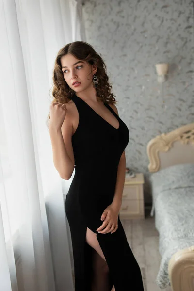 Magnifique Dame Robe Noire Longue Dans Chambre Hôtel — Photo