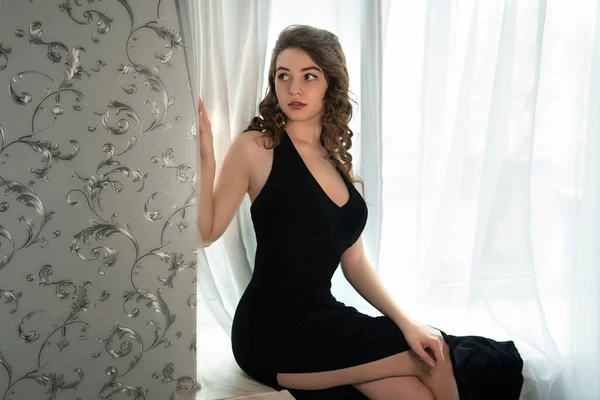 Femme Séduisante Robe Noire Trouve Sur Rebord Fenêtre — Photo