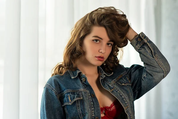 Retrato Close Uma Menina Com Cabelo Encaracolado Uma Jaqueta Ganga — Fotografia de Stock