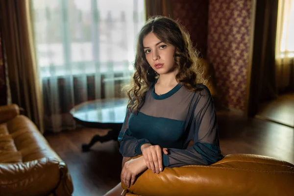 Jeune Fille Séduisante Dans Intérieur Luxe — Photo