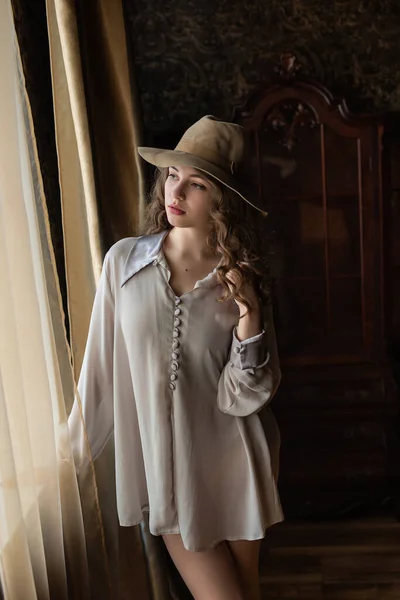 美しいです若いです女の子身に着けている帽子とベージュシャツ — ストック写真