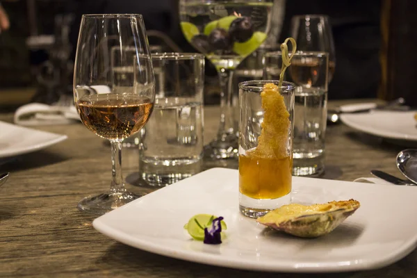Wine gelas dengan serbet, gelas dan makanan gourmet, meja perjamuan — Stok Foto