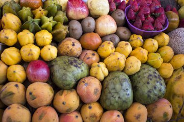 Meyve: Arequipa, Peru bir çiftlik piyasada ile raf. 