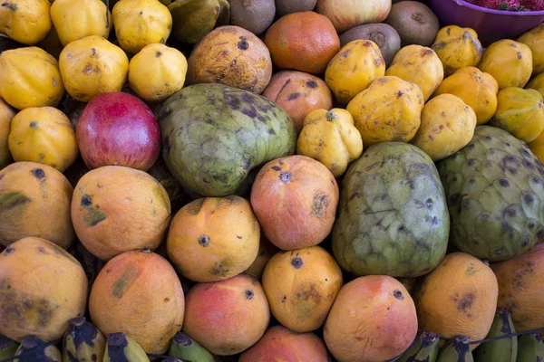 Meyve: Arequipa, Peru bir çiftlik piyasada ile raf